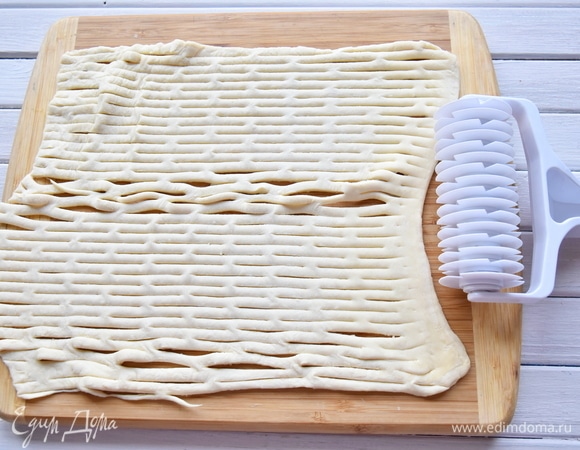 Специальным фигурным роликом разрезать тесто по всей длине.