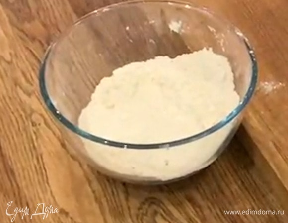 Муку, сахар, разрыхлитель, соду и соль всыпать в глубокую миску, добавить нарезанное сливочное масло и растереть все руками в крошку, затем влить 125 мл молока и вымешать.