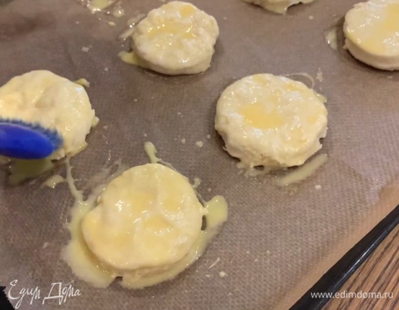 Яйцо перемешать с оставшимся молоком и солью, смазать тесто.