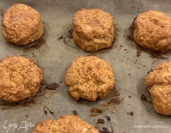 Выпекать сконы в разогретой духовке 20‒25 минут, затем остудить.