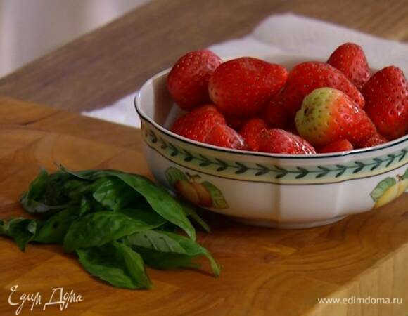 Клубнику разрезать на четыре части и посыпать порванными руками листьями базилика.