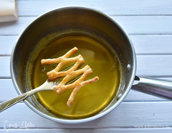 Пока выпекается печенье, приготовить сироп из воды, сахара и меда. Дать ему покипеть пару минут и снять с огня. Каждое печенье окунуть в горячий сироп, дать стечь лишнему сиропу и выложить печенье на поверхность, чтобы оно подсохло.