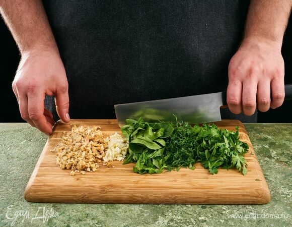 Шпинат, укроп, петрушку, чеснок и грецкий орех мелко порубите.