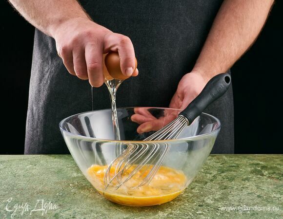 В миске взбейте яйца, посолите, поперчите.