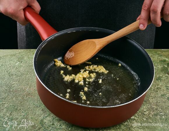 Растопите в сковороде сливочное масло, слегка обжарьте чеснок.