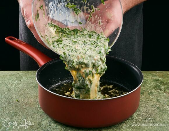 Вылейте яичную смесь и жарьте под закрытой крышкой на медленном огне 5–7 минут. Затем переверните омлет и жарьте еще 5 минут.