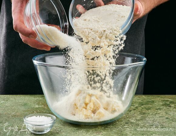 Слегка подмороженное масло мелко порубите ножом. Добавьте сахар, муку и соль. Перемешайте.