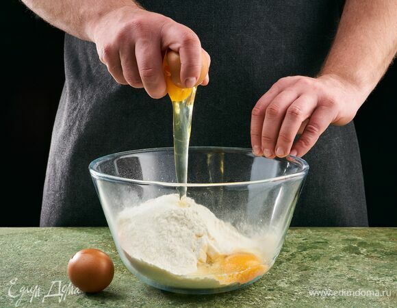 Постепенно добавляйте яйца. Замесите тесто.