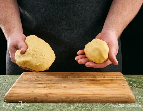 Тесто разделите на две части: побольше и поменьше.