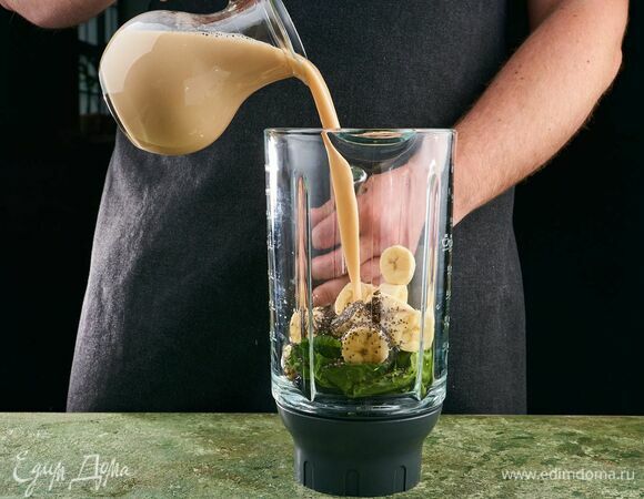 Залейте миндальным молоком и взбейте блендером.