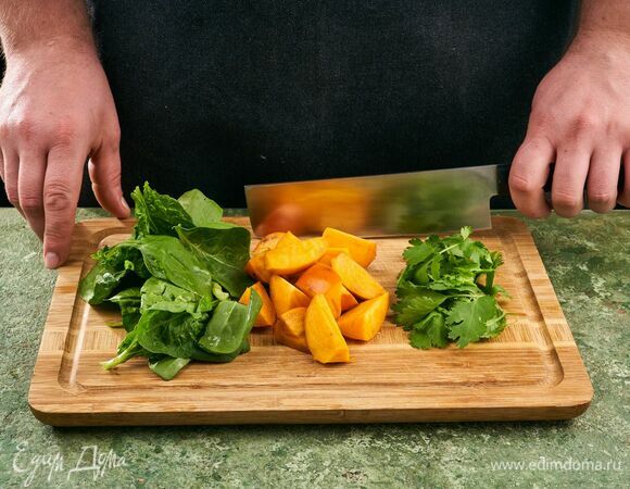 Шпинат и кинзу промойте, обсушите и крупно нарежьте. Хурму помойте и нарежьте дольками.