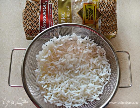 Хорошо слейте воду через дуршлаг, рис остудите. Посмотрите, какой он красивый — белоснежный и рассыпчатый!