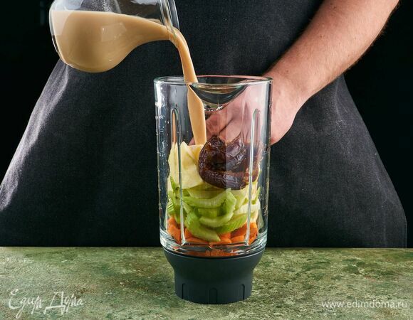 Выложите все в чашу блендера залейте миндальным молоком и измельчите.
