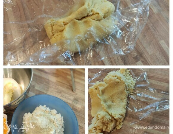 Начнем с песочного коржа. Размягченное сливочное масло взбить с сахаром, добавить остальные ингредиенты (яйцо среднего размера) и замесить тесто. Я взбила миксером в крошку, затем выложила крошку на пищевую пленку и собрала в колобок. Тесто обернуть пленкой и отправить в холодильник на 1–2 часа.