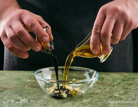 Для заправки смешайте рубленый чеснок, оливковое масло и соевый соус.