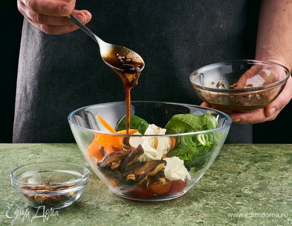 Шарики моцареллы нарежьте на небольшие дольки. Соедините в салатнике овощи, моцареллу, заправьте соусом и добавьте фисташки.