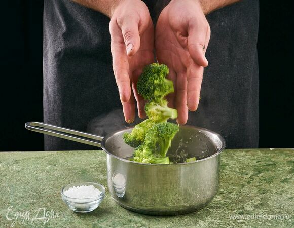 Брокколи разделите на соцветия. Отварите в кипящей подсоленной воде в течение 3 минут, откиньте на дуршлаг.