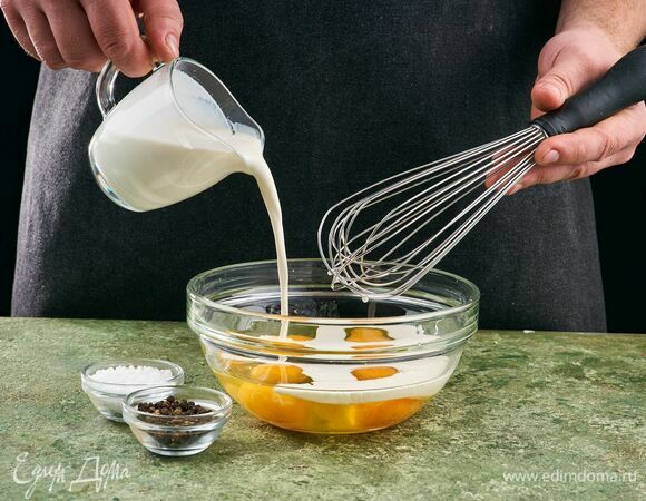 Яйца взбейте со сливками, посолите и поперчите.