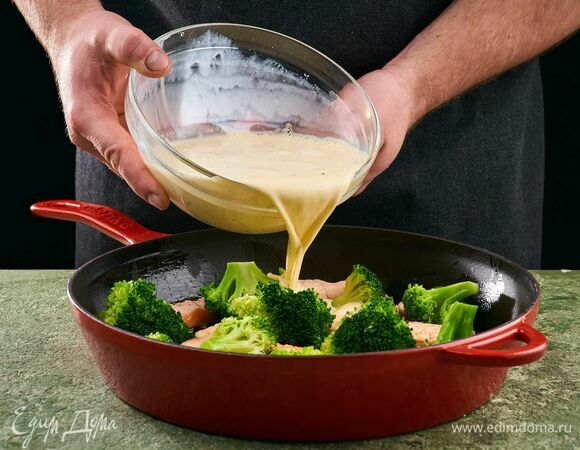 Влейте яичную смесь. Жарьте на среднем огне 2–3 минуты. Поставьте в заранее разогретую до 180 °C духовку на 15 минут.