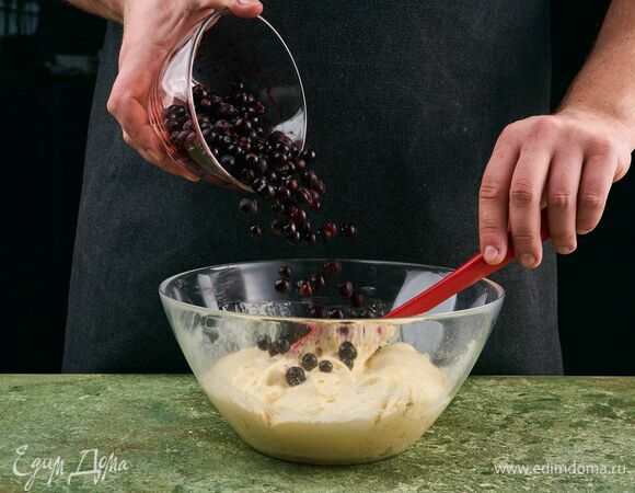 Чернику промойте, обсушите и аккуратно вмешайте в тесто.