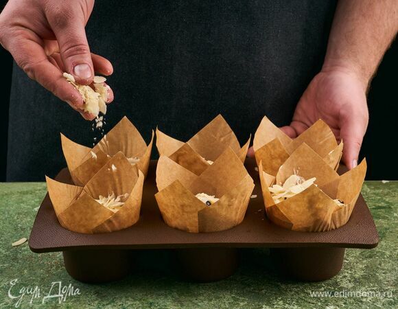 Сверху посыпьте лепестками миндаля. Поставьте в разогретую до 180 °C духовку и выпекайте в течение 25–30 мин.