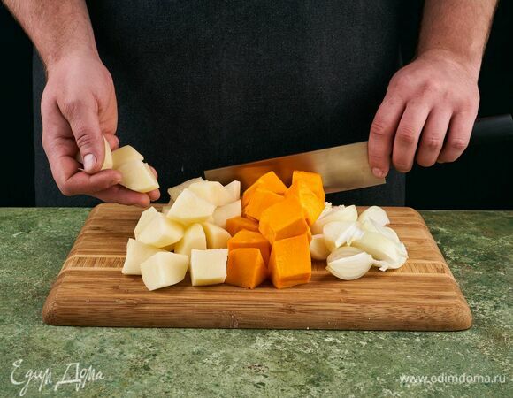 Тыкву, картофель и лук очистите и нарежьте крупно.