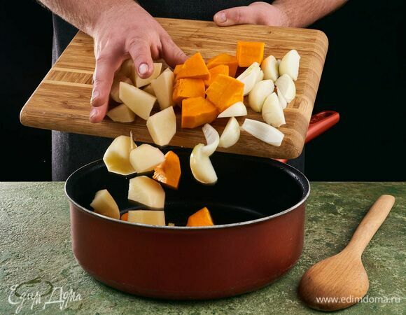 В сотейник с растительным маслом выложите тыкву, картофель и лук. Обжарьте слегка до румяной корочки. 