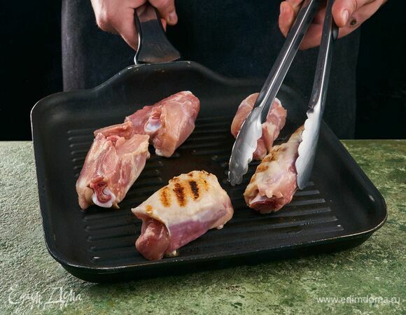 Куриное филе обжарьте на сковороде-гриль до полуготовности.