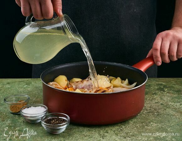 Обжаренное куриное филе переложите к овощам, добавьте бульон, карри, соль и перец. Тушите 10 минут.