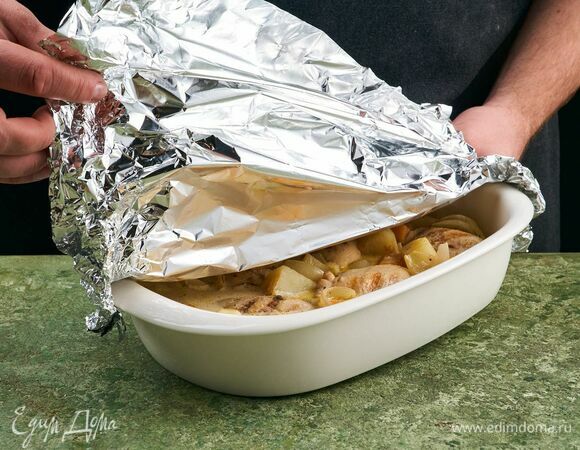 Добавьте сливки. Переложите в форму для запекания, закройте форму фольгой. Запекайте 20 минут при 200 °C.