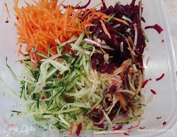 Вареную свеклу, морковь, огурец натереть на терке для корейской моркови.