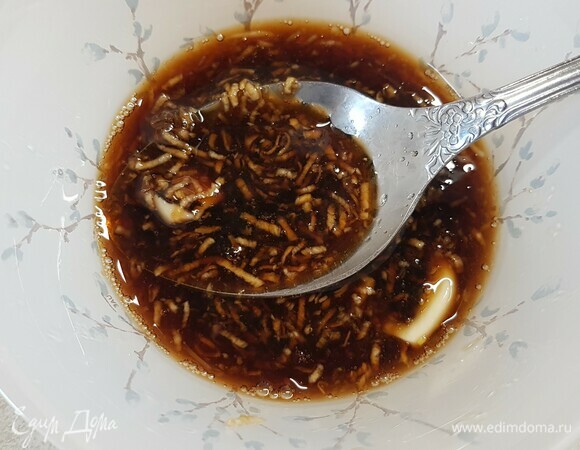 Для заправки смешать соевый соус, лимонный сок, масло. Чеснок натереть на мелкой терке. Попробовать на соль