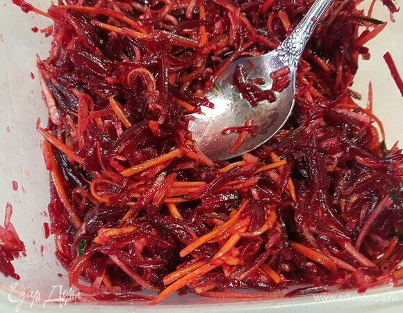 Все смешать, заправить заправкой. Дать настояться салату.