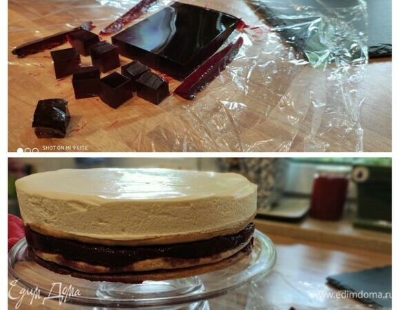 Для декора взбить сливки с ванильным сахаром и отсадить розочки с помощью кулинарного мешка. Острым ножом вырезать кубики из вишневого желе и распределить их между сливочными розочками. Можно использовать листики мяты или цветочки.