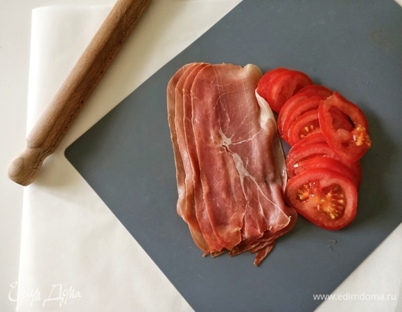 Тонко нарезаем помидоры и прошутто.