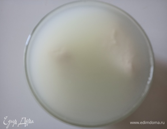 Моцареллу поместить в глубокую миску вместе с сывороткой, если моцарелла не полностью покрыта жидкостью, то добавьте воды. Поставить в микроволновую печь и подогревать 7 минут (мощность — 900 Вт). Если у вас нет микроволновой печи, вы можете нагревать моцареллу в кастрюле с тем же количеством воды до тех пор, пока она не станет мягкой.