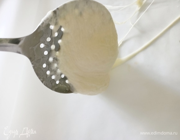 Далее моцареллу уложить между листами пергаментной бумаги и раскатать. Делать необходимо все быстро, пока моцарелла не затвердела.