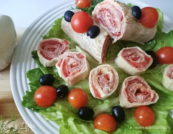 Удалить пергаментную бумагу, разрезать на порционные кусочки и подавать. Приятного аппетита!