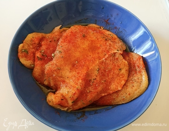 Куриную грудку разрезать на порционные кусочки. Приправить паприкой, розмарином, солью и перцем.