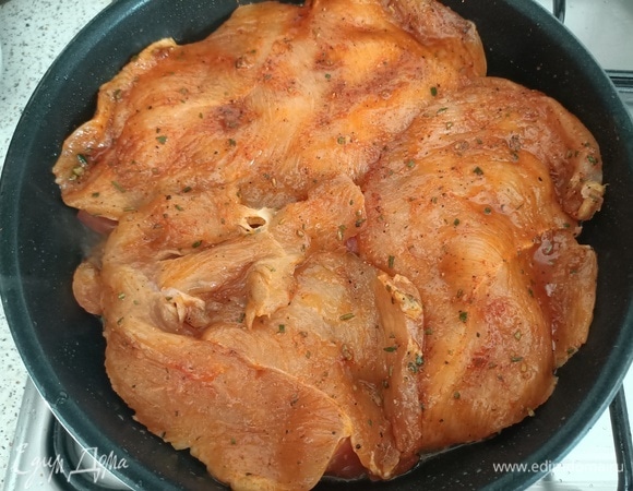 Сверху помидоров выложить куриную грудку. Накрыть фольгой и отправь в предварительно разогретую до 200°C духовку на 25 минут.