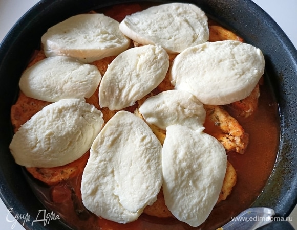 Через 25 минут достать сковороду из духовки и выложить слой моцареллы. Вернуть в духовку и запекать еще 5 минут при 240°C (режим гриля).