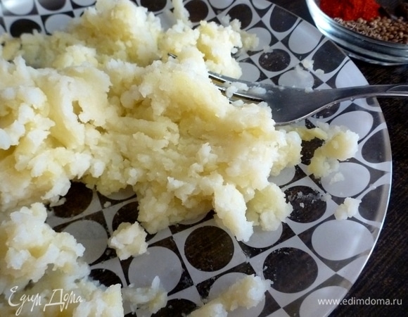 Вареный картофель размять в пюре.