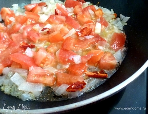 Обжарить на растительном масле до прозрачности сначала лук, потом добавить помидор и перец чили, готовить до мягкости овощей. Блюдо должно быть острым (это же Азия!). Но вкусы у всех разные — кладите чили по вкусу.