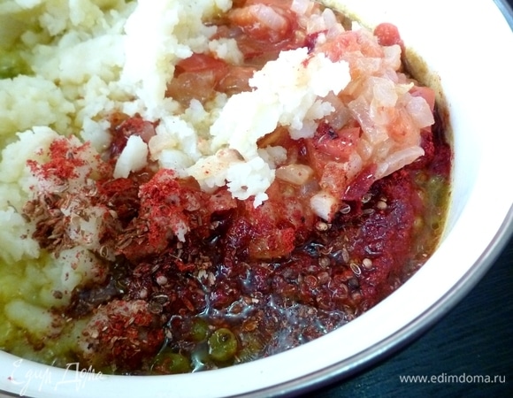 Зеленый горох варится до готовности около часа. Поэтому через 20–30 минут, с момента кипения гороха, к нему добавить картофельное пюре, овощную заправку и специи. Посолить по вкусу. Добавьте горячей воды, если нужно, так как горох вптывает в себя воду. Чотпоти — это что-то среднее между густым супом или жидкой кашей.