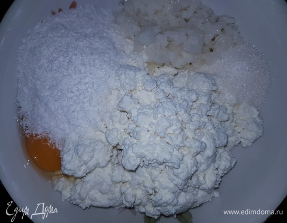 Рис ТМ «Националь» заранее отварить до готовности и остудить. В чаше смешать творог, рис, кокосовую стружку, яйцо и сахар. Все хорошо перемешать и оставить на 30 минут.