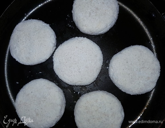Сковороду смазать растительным маслом и жарить сырники на медленном огне под крышкой с обеих сторон, до образования золотистой корочки.