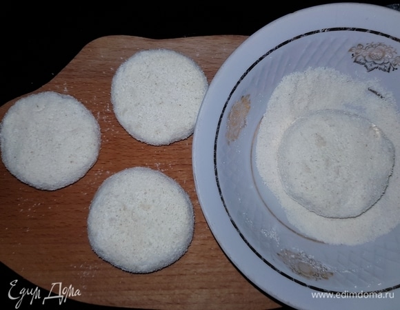 Сформировать сырники и обвалять их в манной крупе.