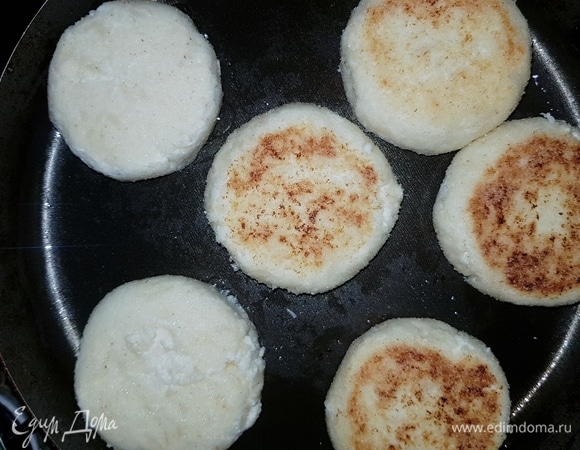 Переворачиваем сырники аккуратно, чтобы они не развалились, так как очень нежные.