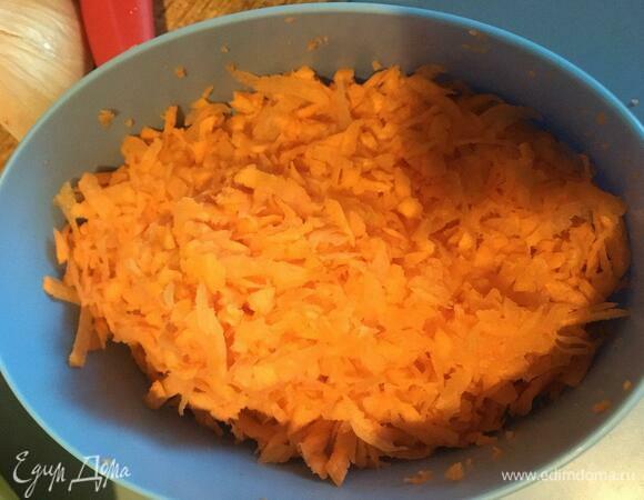 Морковь натереть на терке или мелко нарезать ножом.