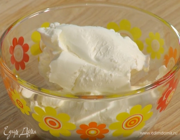 Сливочный сыр перемешать с сиропом агавы.